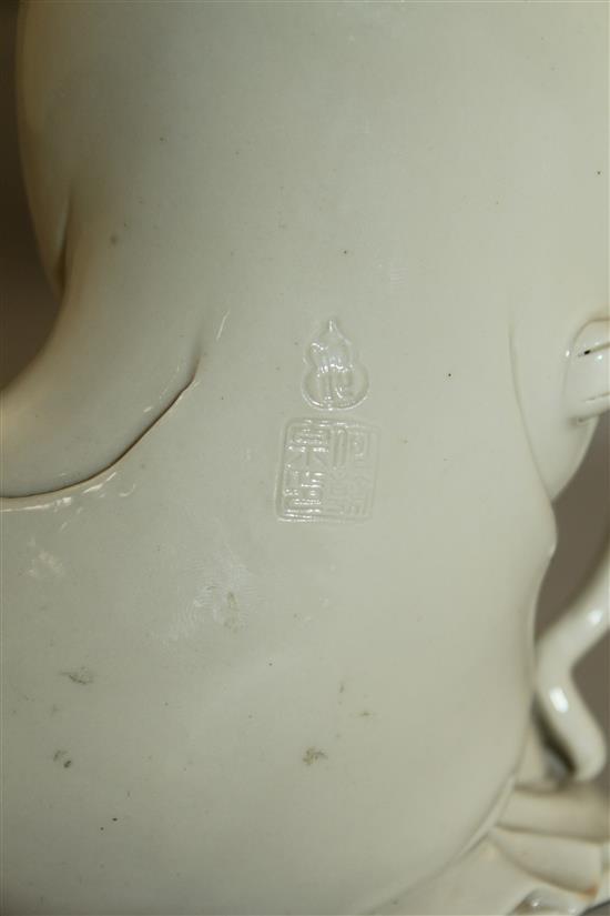 A Chinese blanc de chine seated figure of Guanyin, 20th century, 20.5cm